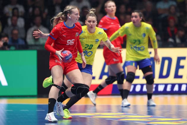 Brasilien - Tschechien, IHF Handball-WM der Frauen Charlotte Cholevova (Tschechien, 96) gegen Larissa Fais Munhoz Araujo (Brasilien, 20). Vorrundenspiel der Handball-WM der Frauen zwischen Brasilien und Tschechien am 29. November 2025 in der Porsche-Arena in Stuttgart., Stuttgart Baden-Württemberg Deutschland Porsche-Arena