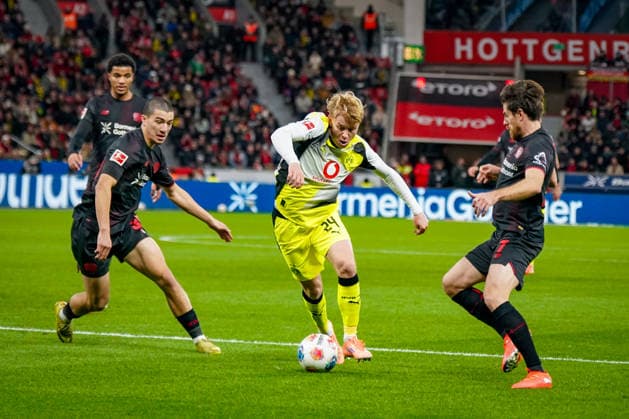Deutschland: Fussball Bundesliga 2025 26, 12. Spieltag - Bayer 04 Leverkusen vs Borussia Dortmund - BayArena (Leverkusen): Daniel Svensson (Borussia Dortmund, 24) Jonas Hofmann (Bayer Leverkusen, 7) Copyright: xJOERANxSTEINSIEKx