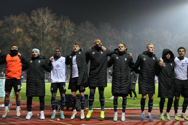 29.11.2025, Fussball, Herren, 16. Spieltag Dritte Liga Saison 2025 2026 3. Liga: FC Schweinfurt 05 - SV Waldhof Mannheim Waldhof Mannheim feiert nach Abpfiff vor den Fans Schweinfurt Riedel Bau Arena im Sachs-Stadio Bayern Unterfranken Deutschland