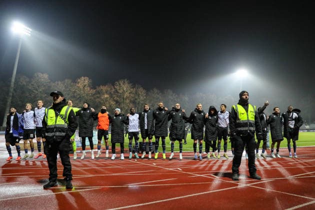 29.11.2025, Fussball, Herren, 16. Spieltag Dritte Liga Saison 2025 2026 3. Liga: FC Schweinfurt 05 - SV Waldhof Mannheim Waldhof Mannheim feiert nach Abpfiff vor den Fans Schweinfurt Riedel Bau Arena im Sachs-Stadio Bayern Unterfranken Deutschland