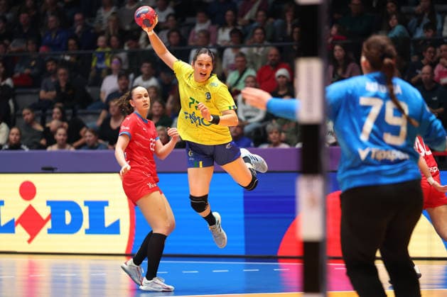 Brasilien - Tschechien, IHF Handball-WM der Frauen Kelly de Abreu Rosa (Brasilien, 77) gegen Marketa Sustackova (Tschechien, 22). Vorrundenspiel der Handball-WM der Frauen zwischen Brasilien und Tschechien am 29. November 2025 in der Porsche-Arena in Stuttgart., Stuttgart Baden-Württemberg Deutschland Porsche-Arena
