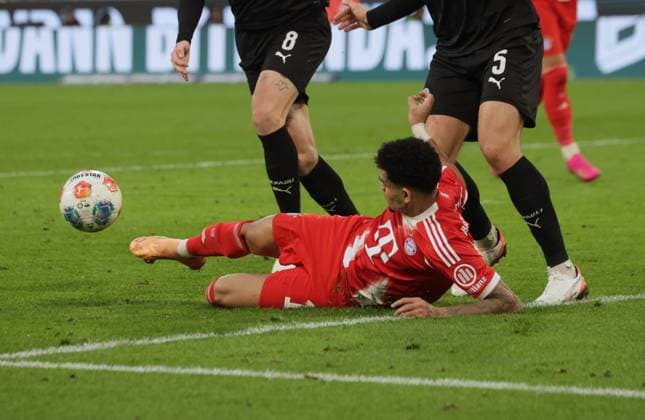 Durchgesetzt . . . Bayerns 14 LUIS DIAZ vor Tor zum 1:1. Fussball: Muenchen - St.Pauli. Fußball - Bundesliga, FC Bayern München - FC St.Pauli Hamburg, 12.Spieltag, Saison 2025-2026, am 29.11.2025 in Muenchen, A L L I A N Z A R E N A, Deutschland. Quelle Copyright Credit : Oryk HAIST