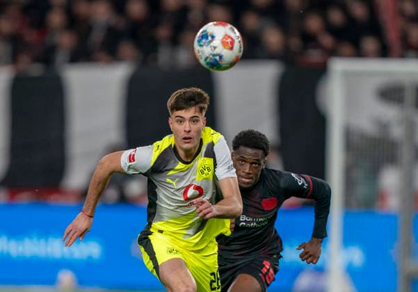 Aaron ANSELMINO (Borussia Dortmund, 28) mit dem Blick zum Ball. Ernest POKU (Bayer 04 Leverkusen, 19) ist hinter ihm. 29.11.2025, Bayer Leverkusen - Borussia Dortmund, Fussball, 1.Bundesliga, GER, Leverkusen, BayArena DFL regulations prohibit any use of photographs as image sequences and or quasi-video. Copyright: HMBxMedia xMarcoxBader
