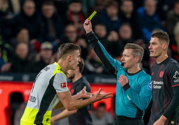 Nico SCHLOTTERBECK (Borussia Dortmund, 4) sieht die gelbe Karte von Tobias Welz (DFB-Schiedsrichter) 29.11.2025, Bayer Leverkusen - Borussia Dortmund, Fussball, 1.Bundesliga, GER, Leverkusen, BayArena DFL regulations prohibit any use of photographs as image sequences and or quasi-video. Copyright: HMBxMedia xMarcoxBader
