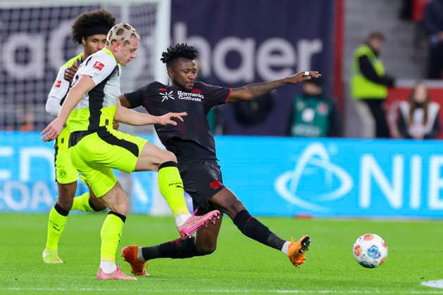 Julian Ryerson (Borussia Dortmund) und Edmond Tapsoba (Bayer 04 Leverkusen) kaempfen um den Ball, Bundesliga, Bayer 04 Leverkusen v Borussia Dortmund, BayArena am 29. November 2025 in Leverkusen, Deutschland. (Foto von Marco Steinbrenner DeFodi Images) Julian Ryerson (Borussia Dortmund) und Edmond Tapsoba (Bayer 04 Leverkusen) battle for the ball, Bundesliga, Bayer 04 Leverkusen v Borussia Dortmund, BayArena, November 29, 2025 in Leverkusen, Germany. (Photo by Marco Steinbrenner DeFodi Images) DFL regulations prohibit any use of photographs as image sequences and or quasi-video.