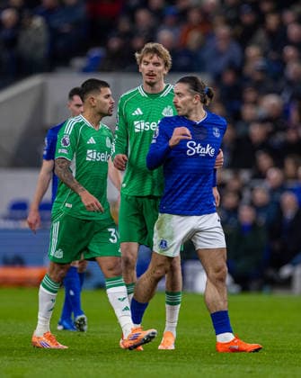 Football - FA Premier League - Everton FC v Newcastle United FC LIVERPOOL, ENGLAND - Saturday, November 29, 2025: Newcastle United s captain Bruno Guimaraes (L) clashes with Everton s Jack Grealish during the FA Premier League match between Everton FC and Newcastle United FC at Bramley-Moore Dock. (Photo by David Rawcliffe Propaganda) LIVERPOOL Bramley-Moore Dock MERSEYSIDE ENGLAND  Copyright: xDavidxRawcliffex P2025-11-29-Everton_Newcastle-19
