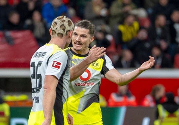 Marcel SABITZER (Borussia Dortmund, 20) li. Im Gespräch mit Julian RYERSON (Borussia Dortmund, 26) 29.11.2025, Bayer Leverkusen - Borussia Dortmund, Fussball, 1.Bundesliga, GER, Leverkusen, BayArena DFL regulations prohibit any use of photographs as image sequences and or quasi-video. Copyright: HMBxMedia xMarcoxBader