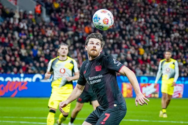 Deutschland: Fussball Bundesliga 2025 26, 12. Spieltag - Bayer 04 Leverkusen vs Borussia Dortmund - BayArena (Leverkusen): Jonas Hofmann (Bayer Leverkusen, 7) Copyright: xJOERANxSTEINSIEKx