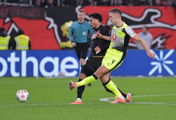 29.11.2025, xblx, Fussball 1.Bundesliga, Bayer 04 Leverkusen - Borussia Dortmund v.l. Malik Tillman (Bayer Leverkusen), Nico Schlotterbeck (Borussia Dortmund) (DFL DFB REGULATIONS PROHIBIT ANY USE OF PHOTOGRAPHS as IMAGE SEQUENCES and or QUASI-VIDEO) Leverkusen