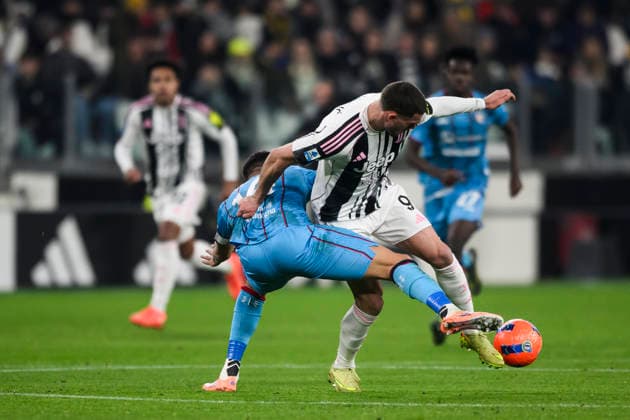 Juventus FC v Cagliari Calcio - Serie A Dusan Vlahovic of Juventus FC competes for the ball with Alessandro Deiola of Cagliari Calcio during the Serie A football match between Juventus FC and Cagliari Calcio. Turin Italy Copyright: xNicolòxCampox