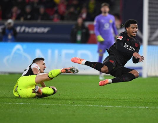 29.11.2025, xophax, Fussball 1.Bundesliga, Bayer 04 Leverkusen - Bour. Dortmund Nico Schlotterbeck , links ( BVB ) und Malik Tillmann , rechts ( Bayer 04 ) (DFL DFB REGULATIONS PROHIBIT ANY USE OF PHOTOGRAPHS as IMAGE SEQUENCES and or QUASI-VIDEO) Leverkusen