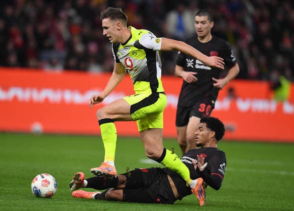 29.11.2025, xophax, Fussball 1.Bundesliga, Bayer 04 Leverkusen - Bour. Dortmund Nico Schlotterbeck , links ( Bour. Dortmund ) und Malik Tillmann , rechts ( Bayer 04 ) (DFL DFB REGULATIONS PROHIBIT ANY USE OF PHOTOGRAPHS as IMAGE SEQUENCES and or QUASI-VIDEO) Leverkusen