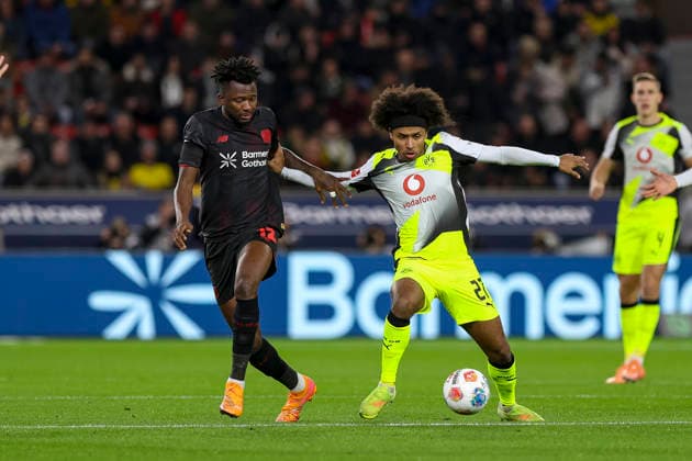 Leverkusen, Deutschland, 29.11.25: Edmond Faycial Tapsoba (Bayer 04 Leverkusen) und Karim Adeyemi (Borussia Dortmund) im Kampf um den Ball waehrend des Spiels der Bundesliga zwischen Bayer 04 Leverkusen vs Borussia Dortmund in der BayArena Leverkusen BayArena North Rhine-Westphalia Germany Copyright: xBrauer-Fotoagenturx xAdrianxSchlx