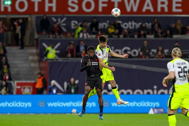 Leverkusen, Deutschland, 29.11.25: Ernest Poku (Bayer 04 Leverkusen) und Aaron Anselmino (Borussia Dortmund) im Kampf um den Ball waehrend des Spiels der Bundesliga zwischen Bayer 04 Leverkusen vs Borussia Dortmund in der BayArena Leverkusen BayArena North Rhine-Westphalia Germany Copyright: xBrauer-Fotoagenturx xAdrianxSchlx