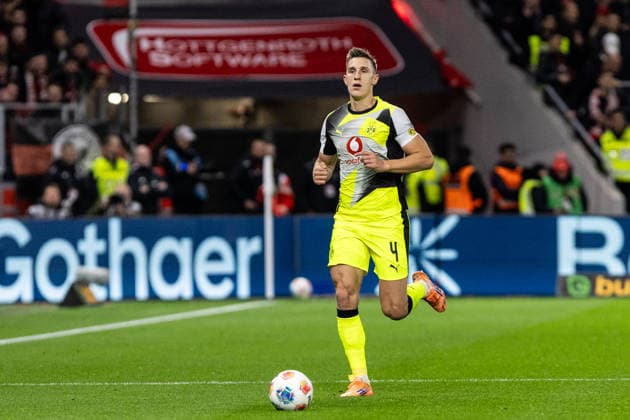 1. Fußball Bundesliga: Bayer 04 Leverkusen - Borussia Dortmund; 29.11.2025 Nico Schlotterbeck (Borussia Dortmund, 4) 1. Fußball Bundesliga: Bayer 04 Leverkusen - Borussia Dortmund, BayArena, Leverkusen; 29.11.2025 DFL regulations prohibit any use of photographs as image sequences and or quasi video. Copyright: xBEAUTIFULxSPORTS Buriakovx