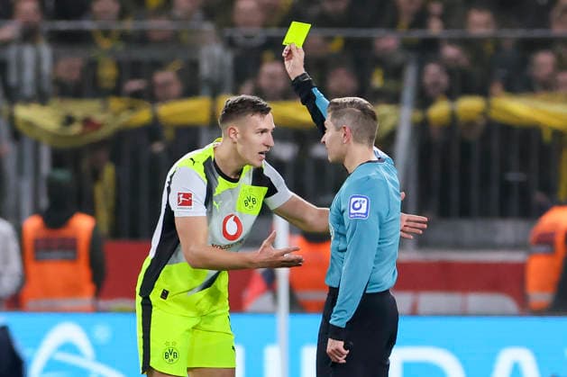 Schiedsrichter Tobias Welz zeigt Nico Schlotterbeck (Borussia Dortmund) die Gelbe Karte, Bundesliga, Bayer 04 Leverkusen v Borussia Dortmund, BayArena am 29. November 2025 in Leverkusen, Deutschland. (Foto von Marco Steinbrenner DeFodi Images) Schiedsrichter Tobias Welz is shwon the yellow card to Nico Schlotterbeck (Borussia Dortmund), Bundesliga, Bayer 04 Leverkusen v Borussia Dortmund, BayArena, November 29, 2025 in Leverkusen, Germany. (Photo by Marco Steinbrenner DeFodi Images) DFL regulations prohibit any use of photographs as image sequences and or quasi-video.