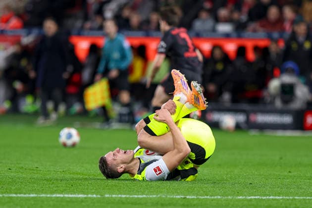 Leverkusen, Deutschland, 29.11.25: Nico Schlotterbeck (Borussia Dortmund) liegt verletzt am Boden waehrend des Spiels der Bundesliga zwischen Bayer 04 Leverkusen vs Borussia Dortmund in der BayArena Leverkusen BayArena North Rhine-Westphalia Germany Copyright: xBrauer-Fotoagenturx xAdrianxSchlx