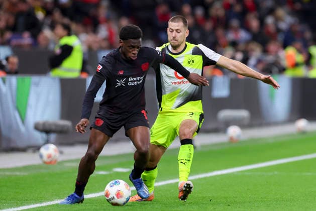 Ernest Poku (Bayer 04 Leverkusen) und Waldemar Anton (Borussia Dortmund) kaempfen um den Ball, Bundesliga, Bayer 04 Leverkusen v Borussia Dortmund, BayArena am 29. November 2025 in Leverkusen, Deutschland. (Foto von Marco Steinbrenner DeFodi Images) Ernest Poku (Bayer 04 Leverkusen) und Waldemar Anton (Borussia Dortmund) battle for the ball, Bundesliga, Bayer 04 Leverkusen v Borussia Dortmund, BayArena, November 29, 2025 in Leverkusen, Germany. (Photo by Marco Steinbrenner DeFodi Images) DFL regulations prohibit any use of photographs as image sequences and or quasi-video.