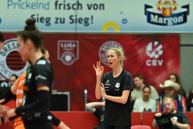 Mareike Hindriksen (Cheftrainerin Ladies in Black Aachen) Dresdner SC vs. Ladies in Black Aachen, 1. Volleyball Bundesliga Damen, Spielzeit 2025 2026, 29.11.2025 Dresdner SC vs. Ladies in Black Aachen, 1. Volleyball Bundesliga Damen, Spielzeit 2025 2026, 29.11.2025 Dresden Copyright: xEibner-Pressefoto xHoepnerx EP_PHR