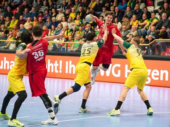 Fynn-Luca Nicolaus (SG BBM Bietigheim, 14) beim Torwurf. Jan von Boenigk (VfL Eintracht Hagen, 95) und Philip Jungemann (VfL Eintracht Hagen, 25) versuchen ihn zu blocken VfL Eintracht Hagen vs. SG BBM Bietigheim, Handball, 2. Bundesliga, 13. Spieltag, Saison 2025 2026, 29.11.2025 VfL Eintracht Hagen vs. SG BBM Bietigheim, Handball, 2. Bundesliga, 13. Spieltag, Saison 2025 2026, 29.11.2025 Hagen Copyright: xEibner-Pressefoto DamianxKruczynx EP_DKI