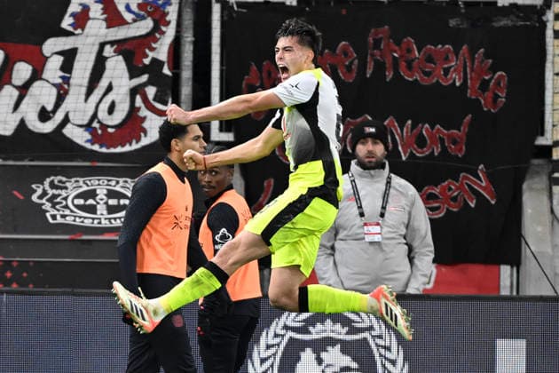 Aaron Anselmino (Dortmund 28) jubelt nach dem Tor zum 0:1 29.11.2025 Fussball Bayer Leverkusen vs Borussia Dortmund, BayArena, Leverkusen, DFB DFL REGULATIONS PROHIBIT ANY USE OF PHOTOGRAPHS AS IMAGE SEQUENCES AND OR QUASI-VIDEO