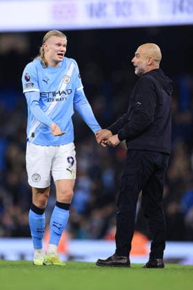 Football - Premier League - Manchester United, ManU v Leeds United 29th November 2025 - Premier League - Manchester City v Leeds United - Manchester City manager Pep Guardiola speaks to Erling Haaland of Manchester City after the match - Photo: Simon Stacpoole Offside. Manchester UK Copyright: xSimonxStacpoolexOffside
