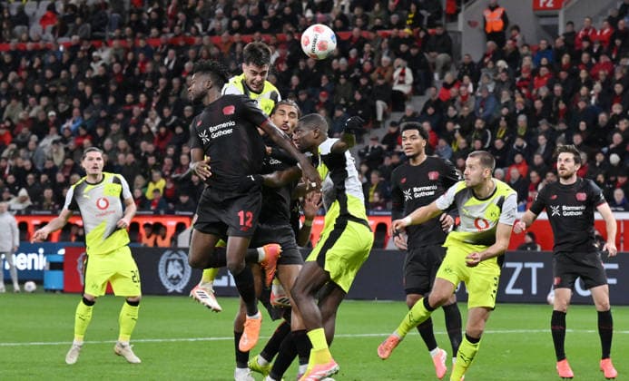Aaron Anselmino (Borussia Dortmund), Aaron Anselmino, 3. v.li., erzielt mit diesem Kopfball das Tor zum 0:1 29.11.2025, Fussball 1. Bundesliga, Saison 2025 2026, 12. Spieltag, Bayer 04 Leverkusen - Borussia Dortmund DFL regulations prohibit any use of photographs as image sequences and or quasi-video Leverkusen BayArena Nordrhein Westfalen Deutschland