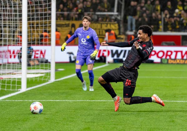 Malik TILLMAN (Bayer 04 Leverkusen, 10) mit dem Versuch den Ball noch zu erreichen. 29.11.2025, Bayer Leverkusen - Borussia Dortmund, Fussball, 1.Bundesliga, GER, Leverkusen, BayArena DFL regulations prohibit any use of photographs as image sequences and or quasi-video. Copyright: HMBxMedia xMarcoxBader