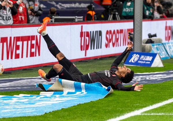 Malik TILLMAN (Bayer 04 Leverkusen, 10) rutscht ausserhalb des Spielfeldes in den Werbeteppich rein. 29.11.2025, Bayer Leverkusen - Borussia Dortmund, Fussball, 1.Bundesliga, GER, Leverkusen, BayArena DFL regulations prohibit any use of photographs as image sequences and or quasi-video. Copyright: HMBxMedia xMarcoxBader