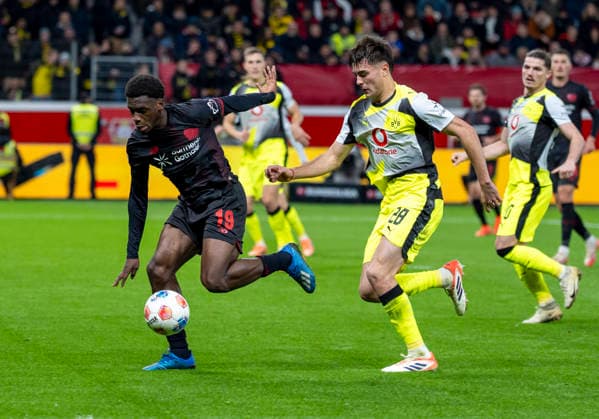 Zweikampf zwischen: Ernest POKU (Bayer 04 Leverkusen, 19) und Aaron ANSELMINO (Borussia Dortmund, 28) 29.11.2025, Bayer Leverkusen - Borussia Dortmund, Fussball, 1.Bundesliga, GER, Leverkusen, BayArena DFL regulations prohibit any use of photographs as image sequences and or quasi-video. Copyright: HMBxMedia xMarcoxBader