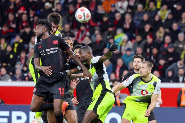 Aaron Anselmino (Borussia Dortmund) erzielt mit diesem Kopfball das Tor zum 0:1, Bundesliga, Bayer 04 Leverkusen v Borussia Dortmund, BayArena am 29. November 2025 in Leverkusen, Deutschland. (Foto von Marco Steinbrenner DeFodi Images) Aaron Anselmino (Borussia Dortmund) scores with the head to 0:1, Bundesliga, Bayer 04 Leverkusen v Borussia Dortmund, BayArena, November 29, 2025 in Leverkusen, Germany. (Photo by Marco Steinbrenner DeFodi Images) DFL regulations prohibit any use of photographs as image sequences and or quasi-video.