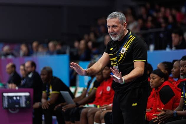 Ambrosio Jose Cedres Martin (Trainer Spanien) an der Seitenlinie, Angola vs Suedkorea, Handball, IHF Handball Weltmeisterschaft der Frauen, 1. Spieltag, 29.11.2025 Angola vs Suedkorea, Handball, IHF Handball Weltmeisterschaft der Frauen, 1. Spieltag, 29.11.2025 Copyright: xEibner-Pressefoto AlexanderxNeisx EP_ANS