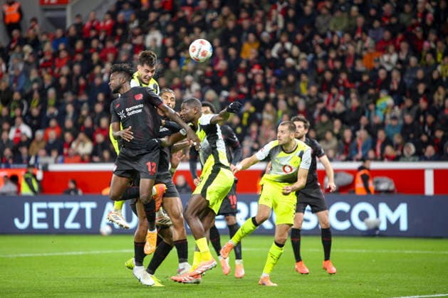 Leverkusen, Deutschland, 29.11.25: Aaron Anselmino (Borussia Dortmund) erzielt das Tor zum 0:1 waehrend des Spiels der Bundesliga zwischen Bayer 04 Leverkusen vs Borussia Dortmund in der BayArena Leverkusen BayArena North Rhine-Westphalia Germany Copyright: xBrauer-Fotoagenturx xAdrianxSchlx