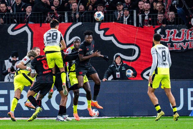 29.11.2025, Bayer 04 Leverkusen vs. Borussia Dortmund, 1. Bundesliga, 12. Spieltag Tor zum 0:1 durch Aaron Anselmino (Borussia Dortmund 28) hier der Kopfball Schuss Wichtiger Hinweis: Gemaess den Vorgaben der DFL Deutsche Fussball Liga bzw. des DFB Deutscher Fussball-Bund ist es untersagt, in dem Stadion und oder vom Spiel angefertigte Fotoaufnahmen in Form von Sequenzbildern und oder videoaehnlichen Fotostrecken zu verwerten Copyright: xBahhoxKarax