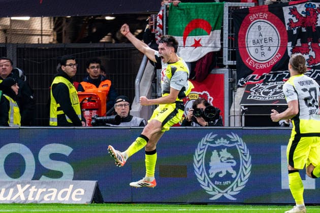29.11.2025, Bayer 04 Leverkusen vs. Borussia Dortmund, 1. Bundesliga, 12. Spieltag Tor zum 0:1 durch Aaron Anselmino (Borussia Dortmund 28) Wichtiger Hinweis: Gemaess den Vorgaben der DFL Deutsche Fussball Liga bzw. des DFB Deutscher Fussball-Bund ist es untersagt, in dem Stadion und oder vom Spiel angefertigte Fotoaufnahmen in Form von Sequenzbildern und oder videoaehnlichen Fotostrecken zu verwerten Copyright: xBahhoxKarax
