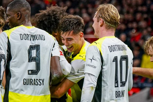 Deutschland: Fussball Bundesliga 2025 26, 12. Spieltag - Bayer 04 Leverkusen vs Borussia Dortmund - BayArena (Leverkusen): Tor und Torjubel zum 0:1 durch Aaron Anselmino (Borussia Dortmund, 28) Freude, Emotionen, Jubel Copyright: xJOERANxSTEINSIEKx
