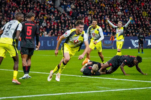 Deutschland: Fussball Bundesliga 2025 26, 12. Spieltag - Bayer 04 Leverkusen vs Borussia Dortmund - BayArena (Leverkusen): Tor und Torjubel zum 0:1 durch Aaron Anselmino (Borussia Dortmund, 28) Freude, Emotionen, Jubel Copyright: xJOERANxSTEINSIEKx