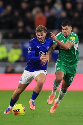 29th November 2025; Hill Dickinson Stadium, Liverpool, England; Premier League Football, Everton versus Newcastle United; Kiernan Dewsbury-Hall of Everton takes on Bruno Guimaraes of Newcastle United  DavidxBlunsden