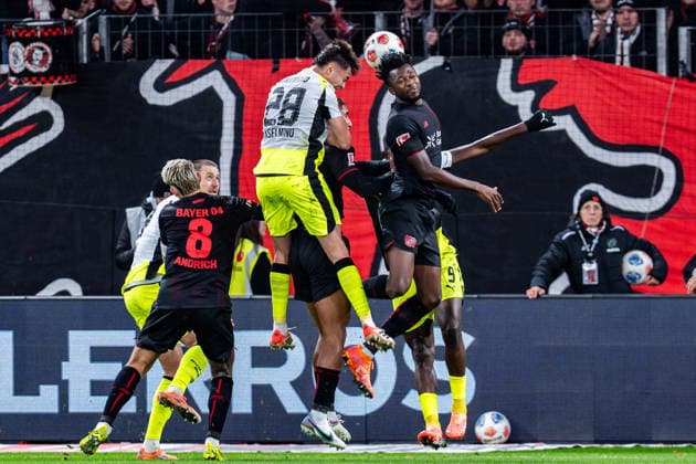 29.11.2025, Bayer 04 Leverkusen vs. Borussia Dortmund, 1. Bundesliga, 12. Spieltag Tor zum 0:1 durch Aaron Anselmino (Borussia Dortmund 28) hier der Kopfball Schuss Edmond Tapsoba (Bayer 04 Leverkusen, 12) Robert Andrich (Bayer 04 Leverkusen, 8) Felix Nmecha (Borussia Dortmund, 8) Wichtiger Hinweis: Gemaess den Vorgaben der DFL Deutsche Fussball Liga bzw. des DFB Deutscher Fussball-Bund ist es untersagt, in dem Stadion und oder vom Spiel angefertigte Fotoaufnahmen in Form von Sequenzbildern und oder videoaehnlichen Fotostrecken zu verwerten Copyright: xBahhoxKarax