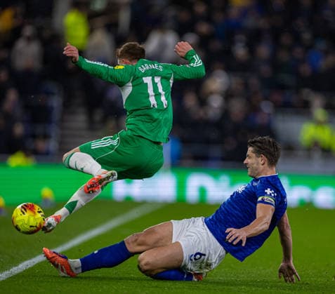 Football - FA Premier League - Everton FC v Newcastle United FC LIVERPOOL, ENGLAND - Saturday, November 29, 2025: Everton s James Tarkowski (R) challenges Newcastle United s Harvey Barnes during the FA Premier League match between Everton FC and Newcastle United FC at Bramley-Moore Dock. (Photo by David Rawcliffe Propaganda) LIVERPOOL Bramley-Moore Dock MERSEYSIDE ENGLAND  Copyright: xDavidxRawcliffex P2025-11-29-Everton_Newcastle-63