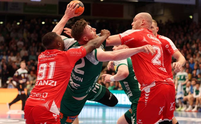 29.11.2025, Deutschland, Göppingen, Handball DAIKIN HBL, FRISCH AUF! Göppingen vs. MT Melsungen: v.l. Sadou Ntanzi (MT), Erik Persson (FAG), Arnar Arnarsson (MT)