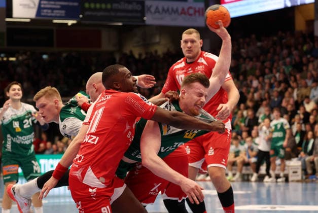 29.11.2025, Deutschland, Göppingen, Handball DAIKIN HBL, FRISCH AUF! Göppingen vs. MT Melsungen: v.l. Sadou Ntanzi (MT), Erik Persson (FAG), Arnar Arnarsson (MT)