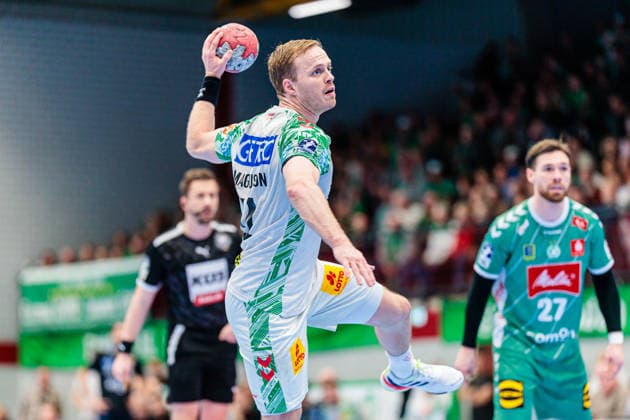 Omar Ingi Magnusson (SC Magdeburg, 14) beim Siebenmeter 7 Meter Wurf GER, GWD Minden vs. SC Magdeburg, Handball, 1. Bundesliga, 14. Spieltag, Spielzeit 2025 2026, 29.11.2025 GER, GWD Minden vs. SC Magdeburg, Handball, 1. Bundesliga, 14. Spieltag, Spielzeit 2025 2026, 29.11.2025 Luebbecke Copyright: xEibner-Pressefoto JanxRollingerx EP_JSK