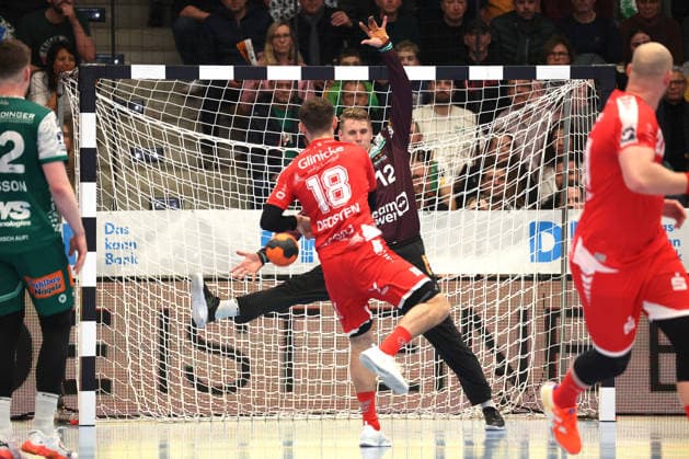29.11.2025, Deutschland, Göppingen, Handball DAIKIN HBL, FRISCH AUF! Göppingen vs. MT Melsungen: v.l. Florian Drosten (MT), Kristian Saeveras (FAG)