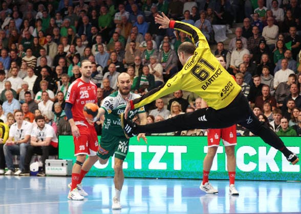 29.11.2025, Deutschland, Göppingen, Handball DAIKIN HBL, FRISCH AUF! Göppingen vs. MT Melsungen: v.l. Marcel Schiller (FAG), Laszlo Bartucz (MT)