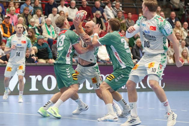 29.11.2025, xgox, Handball - Daikin HBL GWD Minden - SC Magdeburg emspor, v.l. Alexander Weck (Minden, 73), Oscar Bergendahl (Magdeburg, 54), Eimantas Grimuta (Minden, 28) Zweikampf, Duell, Kampf, tackle Luebbecke