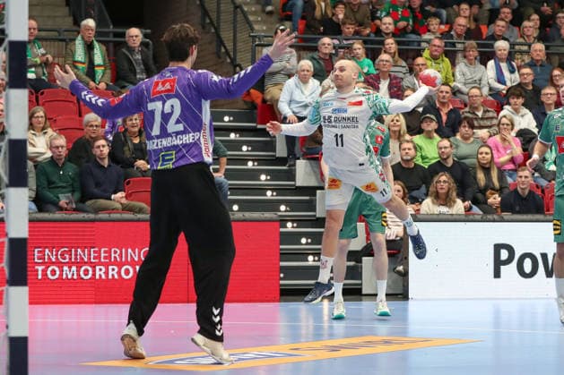 29.11.2025, xgox, Handball - Daikin HBL GWD Minden - SC Magdeburg emspor, v.l. Daniel Pettersson (Magdeburg, 11) wirft Tor, Torschuetze, erzielt Tor, Treffer, scores the goal Luebbecke