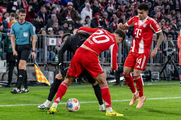 Kampf um den Ball von Danel Sinani (FC St. Pauli, 10) mit Tom Bischof (FC Bayern Muenchen, 20) und Luis Diaz (FC Bayern Muenchen, 14) GER, FC Bayern Muenchen vs. FC St. Pauli, Fussball, Bundesliga, 12. Spieltag, Spielzeit 2025 2026, 29.11.2025. (DFL DFB REGULATIONS PROHIBIT ANY USE OF PHOTOGRAPHS as IMAGE SEQUENCES and or QUASI-VIDEO). GER, FC Bayern Muenchen vs. FC St. Pauli, Fussball, Bundesliga, 12. Spieltag, Spielzeit 2025 2026, 29.11.2025. Muenchen Copyright: xEibner-Pressefoto HeikexFeinerx EP_HFR