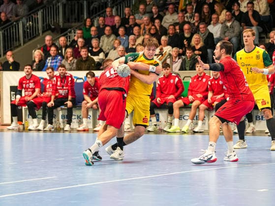 Linus Kutz (VfL Eintracht Hagen, 34) im Zweikampf gegen Fabian Wiederstein (SG BBM Bietigheim, 18) VfL Eintracht Hagen vs. SG BBM Bietigheim, Handball, 2. Bundesliga, 13. Spieltag, Saison 2025 2026, 29.11.2025 VfL Eintracht Hagen vs. SG BBM Bietigheim, Handball, 2. Bundesliga, 13. Spieltag, Saison 2025 2026, 29.11.2025 Hagen Copyright: xEibner-Pressefoto DamianxKruczynx EP_DKI