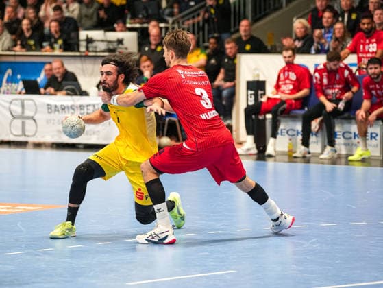 Pouya Norouzi (VfL Eintracht Hagen, 07) im Zweikampf gegen Nikola Vlahovic (SG BBM Bietigheim, 03) VfL Eintracht Hagen vs. SG BBM Bietigheim, Handball, 2. Bundesliga, 13. Spieltag, Saison 2025 2026, 29.11.2025 VfL Eintracht Hagen vs. SG BBM Bietigheim, Handball, 2. Bundesliga, 13. Spieltag, Saison 2025 2026, 29.11.2025 Hagen Copyright: xEibner-Pressefoto DamianxKruczynx EP_DKI